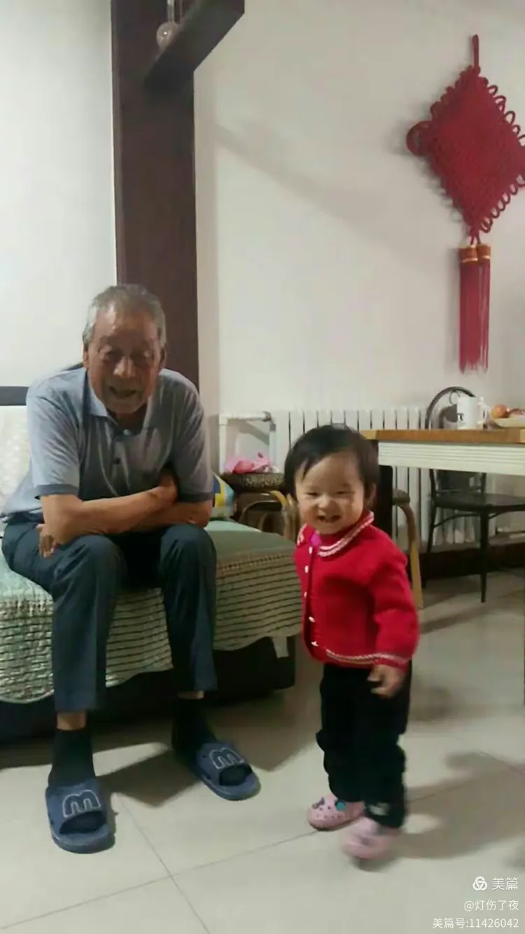 子孙绕膝，乐享天伦。